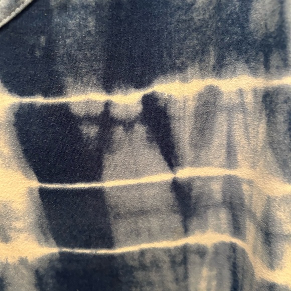 Stunning blue /white long length long sleeved t shirt Size 2XL - Picture 2 of 3